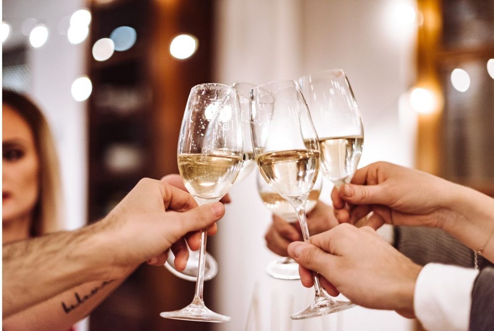 Levez votre verre à une célébration vibrante : obtenir un permis de réunion au Québec