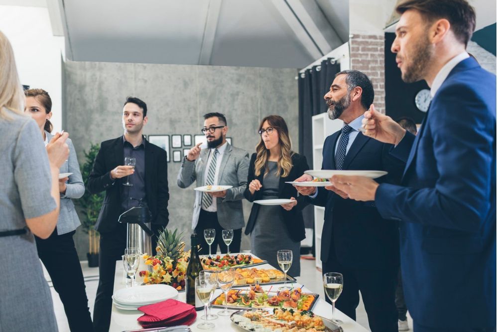 Détendez-vous et Connectez-vous : 9 Idées pour des Événements Après le Travail Inoubliables