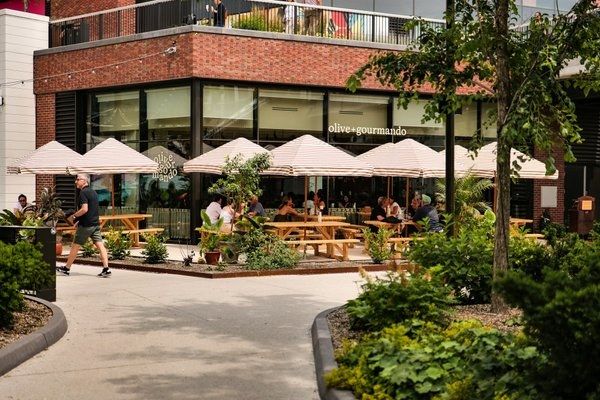 Terrasse d’Olive et Gourmando Royalmount aménagée pour un petit groupe à Montréal.